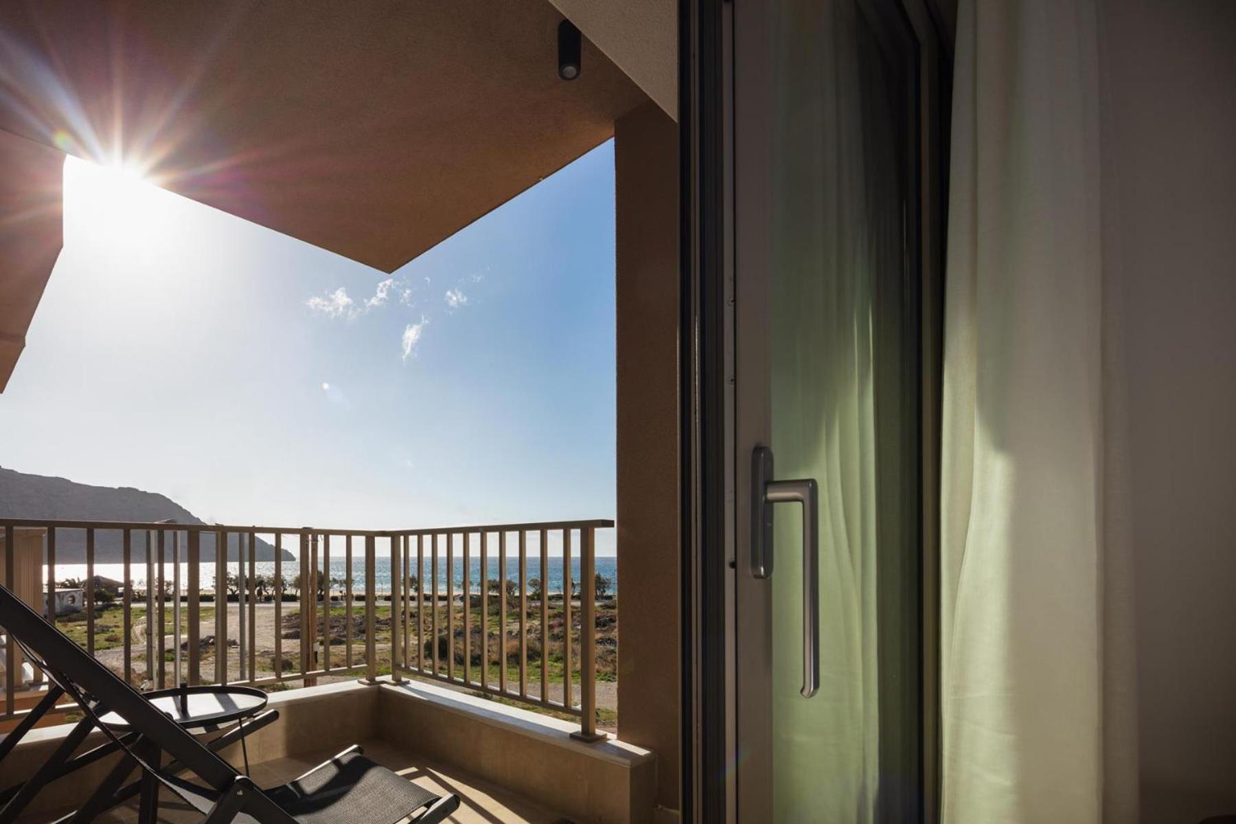 Ririka Beach Living, New Feel-At-Home Luxury Suites プラキアス エクステリア 写真